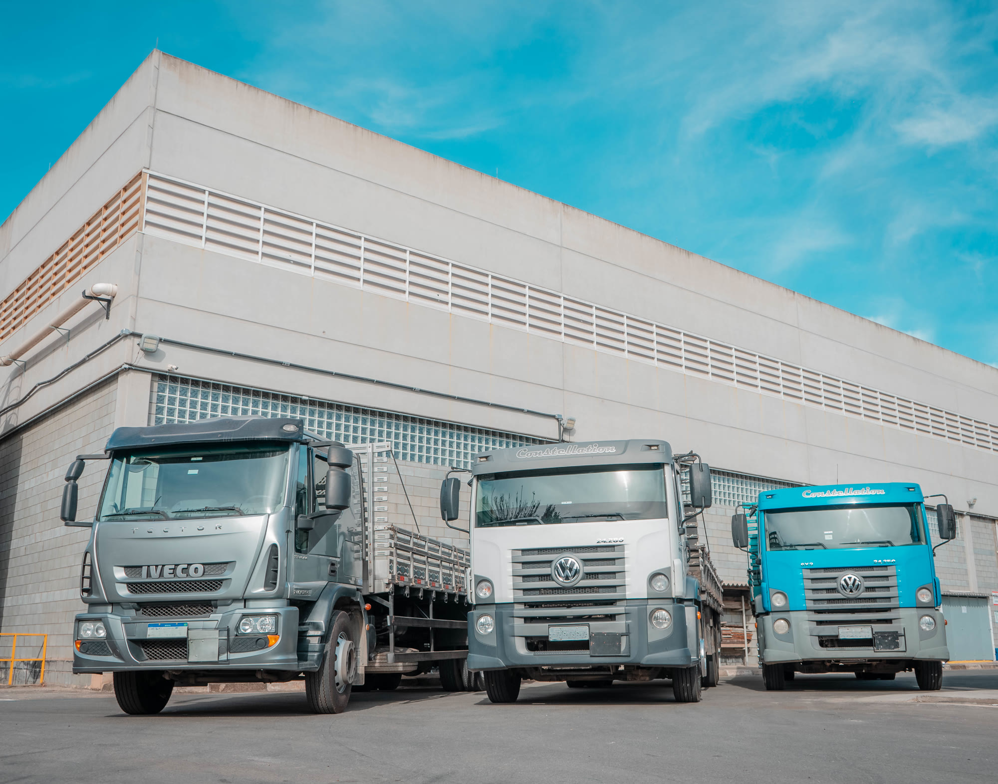 Frota própria de caminhões da Hanaoka estacionada em frente à planta de produção